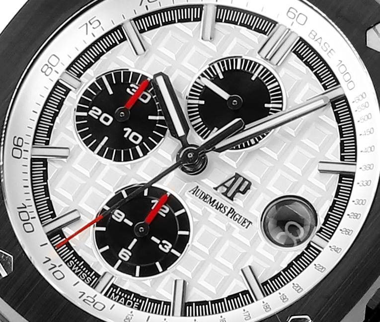 爱彼皇家橡树离岸型横空出世🔥💯引用全新的彩色陶瓷锻造技术，表壳与圈口的选料，不惜重本使用日本进口的氧化锆，无需任何颜料，以超高的压力与超高的温度锻造，形成超高密度的彩色陶瓷，再经过百里挑一，确保每一个成品都与原版毫无色差！CNC级别的打磨，将整一个表壳的边边角角完美处理，即使陶瓷，也做到毫不割手。圈口的拉丝，经过顶级的打磨技术，做到每一丝每一线都毫无断续，每一颗六角螺丝都与表框处在同一平面，拒绝一丝一毫的凸显与凹陷，诠释了何为顶级的复刻工艺！