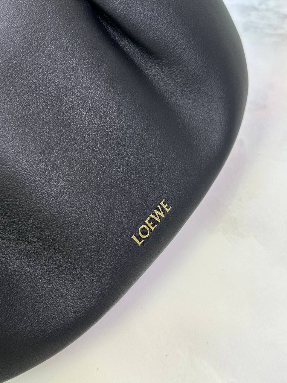 全新*𝙋𝙖𝙨𝙚𝙤 𝙨𝙖𝙩𝙘𝙝𝙚𝙡 手袋🛍️【黑色】 —— 朕品1w7➕😘 （字母链条需另外购买） 尺寸:𝟐𝟓-𝟏𝟕-𝟖𝐜𝐦 编码:062318 ✅做工精致，廓形简洁优雅，独特、柔软的褶襇结构，超轻盈构造，纳帕软牛皮革（里外全皮），顶部饰有flamenco螺旋绳结。 ✅配置双肩带，短手柄肩带可做腋下包不可拆卸，长肩带可肩背可斜挎可拆卸调节，磁扣开合设计，多种背法随心所欲❤