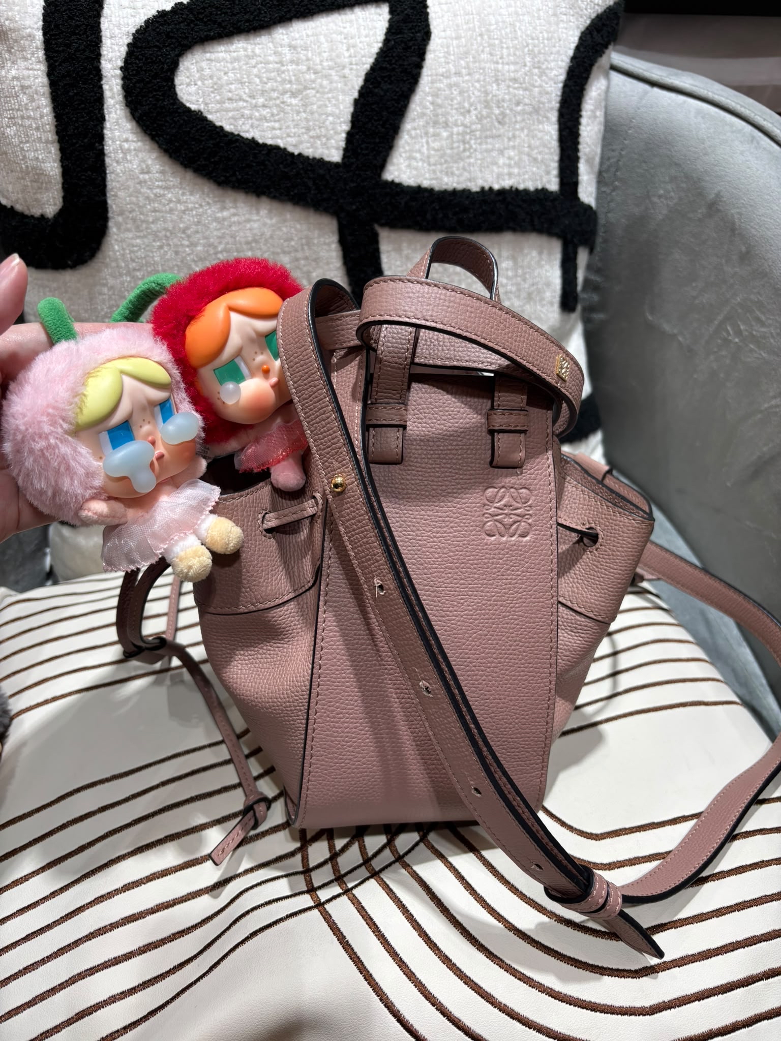 Loewe mini hammock 粒粒牛皮 100%Authentic, 98%New ✅Dust bag