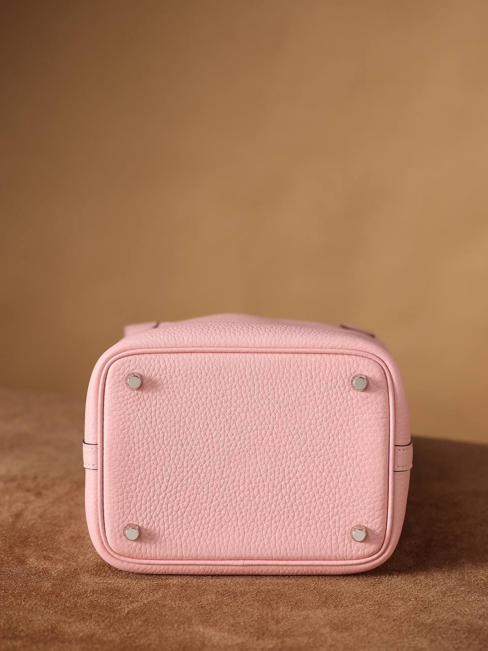 H菜篮子👜✨ 3Q樱花粉18cm银扣 独家渠道货！独家背景！高清实拍图！ 每个细节可放大看，全网天花板级别的菜篮子，独一无二的过验产品，每个细节都是对版的！ 纯手工制作、细工慢活、工匠精神雕刻的艺术精品！零售后，包满意！奢侈品中的精品之作！ 尺寸：18 X 19 X 13.5cm