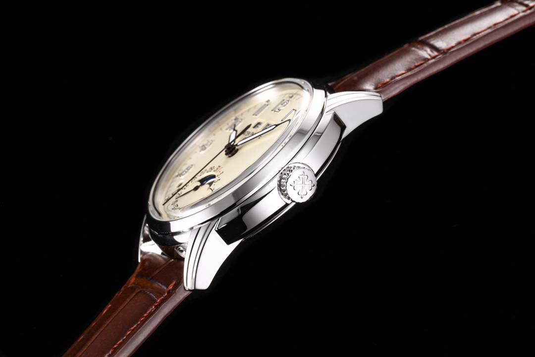 KR工厂耗时三年 打造顶级经典百达翡丽5320G-001超级复杂功能时计 40毫米一体冲压成型的双层式精钢表壳。 ①表盘边缘刻印有密分秒数刻度，配金质超强夜光阿拉伯数字 ② 时分针原版开模以巴顿式设计为基础，配以尖长的针尖，特色造型呼应1950年代Ref.1463计时码表的指针 ③表盘6点位置月相显示及日期 ④4点位置为闰年显示， 8点位置为日/夜24小时显示。注：非市场假功能版本。上面两位置功能为星期各月份 。 所有功能均有全真功能。⑤搭载KR独家324 S Q自动上链机芯 无论外观或是性能都是一丝不苟 完美的控制了表头厚度。 KR不惜重本，所有功能厚度全力还原如官网同步真功能！！！ 欢迎各大表友品鉴！！！