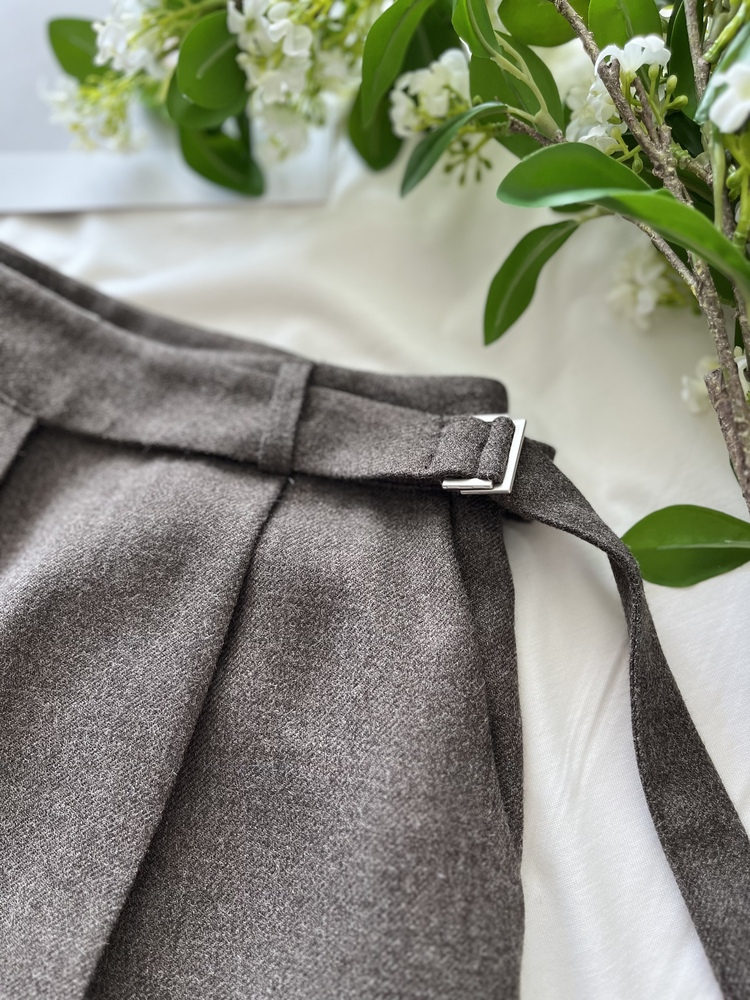 Warm-Tone Buckle Drape Slacks (Brown)