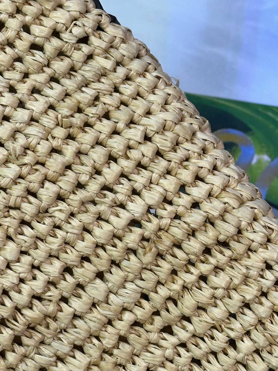 🎈𝙋𝙖𝙪𝙡𝙖 𝙞𝙗𝙞𝙯𝙖 迷你酒椰草编包𝙎𝙡𝙞𝙩🧺 ——【黑色拼色到货‼️】 面料：进口拉菲草/牛皮 尺寸：𝟑𝟎-𝟖-𝟑𝟎𝐜𝐦 编码：652405 （下单须知：由于天然纤维材料特别，带毛刺，日照时间长短不同，颜色略有变化，纯手工编织制作而成，每一只都独一无二，每个包的尺寸也有所不同‼️完美主义者慎入⚠️） 👉🏻此款草编包由纯进口拉菲草叶手工编织制作而成，搭配有一条可拆卸的刺绣宽肩带，可斜挎/肩背/手提等多样化背法❤️时尚清新，软塌不定性，慵懒又随性，夏日出行必备‼️