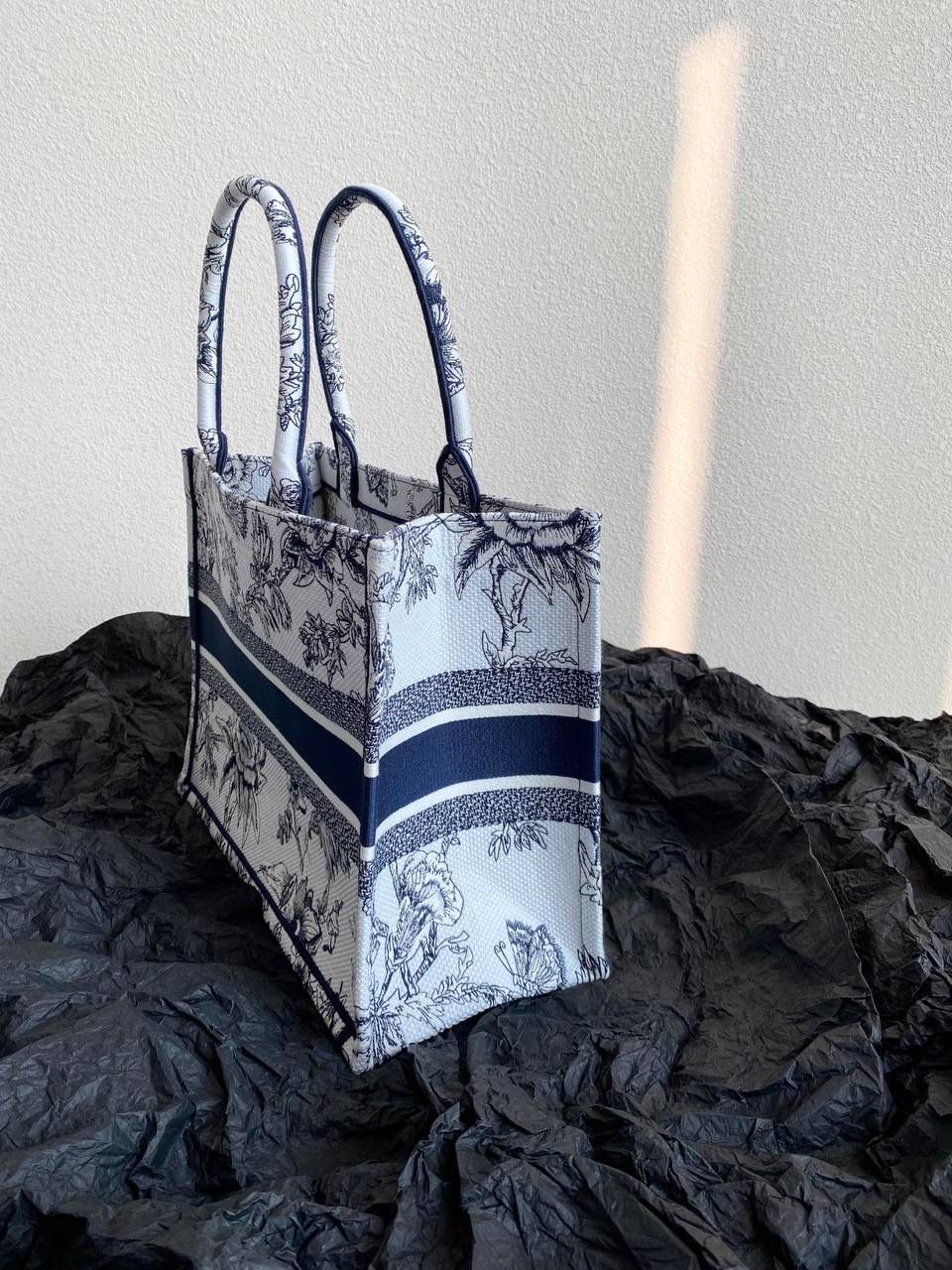 🈶植物花园，白蓝中号 𝗖𝗗 𝗕𝗼𝗼𝗸 𝗧𝗼𝘁𝗲 23早春度假系 浪漫的花卉刺绣，细节感非常强了😍 栩栩如生，不言而喻的精湛刺绣工艺 握住只有你的花花世界吧 36×27×16cm