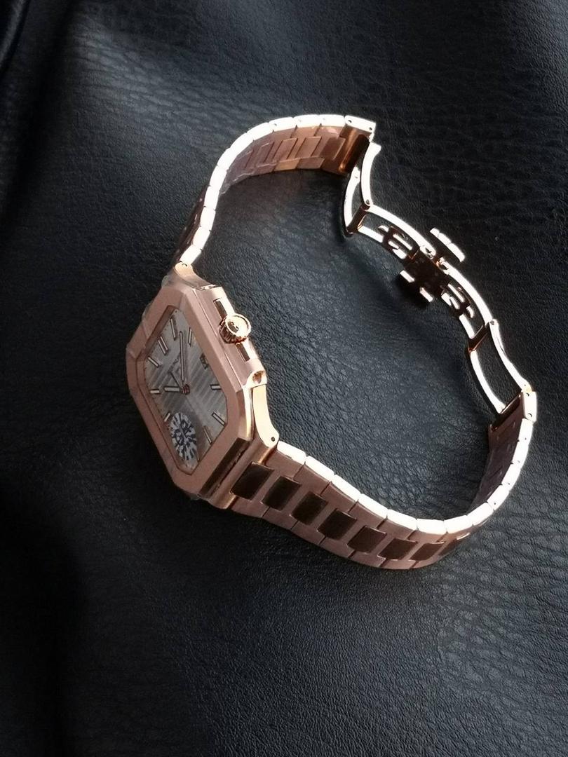 百达翡丽 方形 新系列CUBITUS 5821腕表 亮点特色：1️⃣机芯:搭载定制9015改Cal.26-330 SC一体机，调时不停秒，调时不停秒，摆轮位置均与正品一致，自动上链机芯。2️⃣钢带:316L定制级人体工程学表带，新扣款式。3️⃣表壳:尺寸45毫米厚度仅8.3mm，为表壳对角线长度(即10点位至4点位),因为表壳近似于方形，上下边的宽度会小于这一数值，所以视觉效果并不是很大。 搭配上，5821属于运动风格腕表，日常搭配正装和休闲风格也可以。