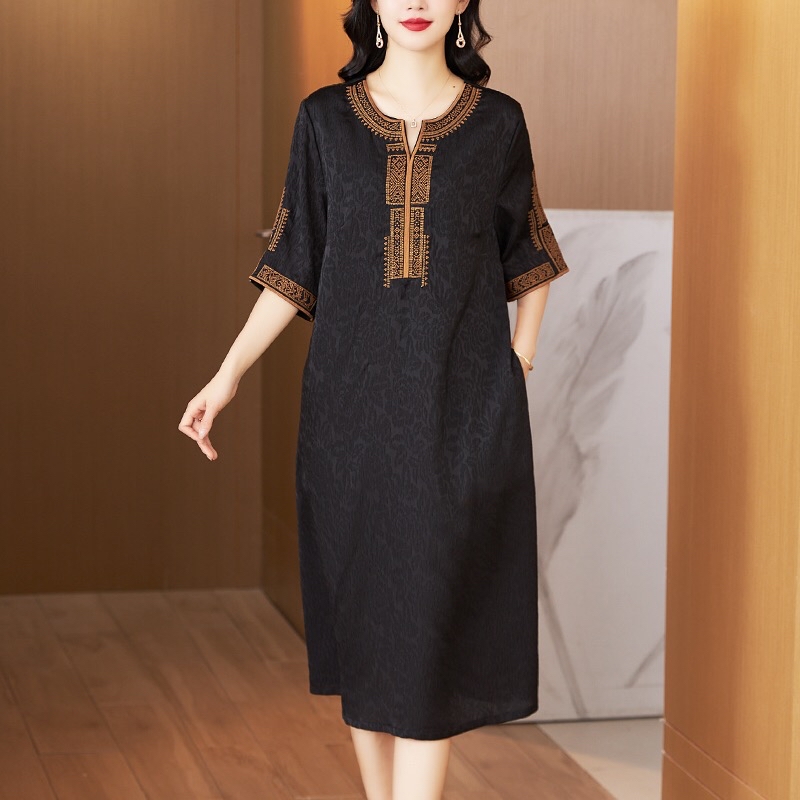 B17(9512) 新中式气质香云纱刺撞色绣边领与袖黑连身裙