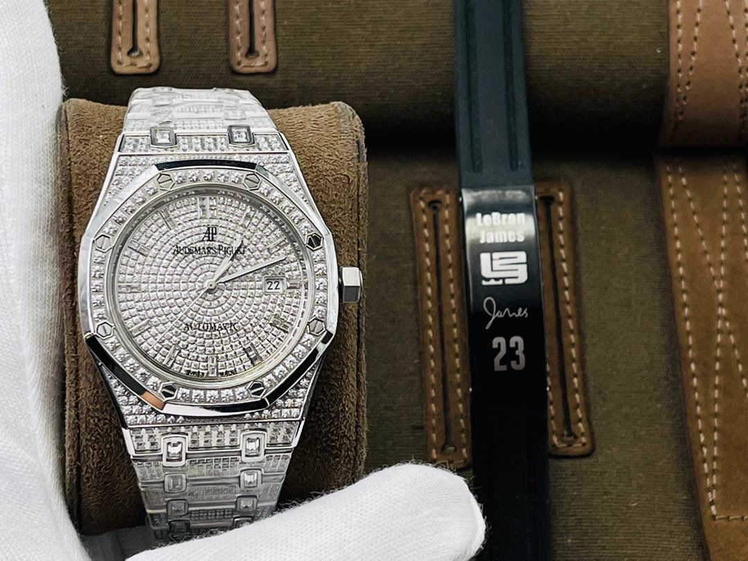 市场V4最高版本 爱.彼皇家橡树15400满天星系列腕表！🔥💯 1⃣️搭载进口9015机芯机械改装Cal.3120机芯，走时精准！ 2⃣️直径41MM！厚度9.8MM！ 3⃣️全表采用高亮度钻镶嵌，技艺精湛，不掉钻！ 4⃣️采用圈口可拆卸结构，市场大部分版本圈口不能拆卸！ 5⃣️316L全钢精磨工艺，质感更好！ 6⃣️全钻表盘，搭载高端指针！