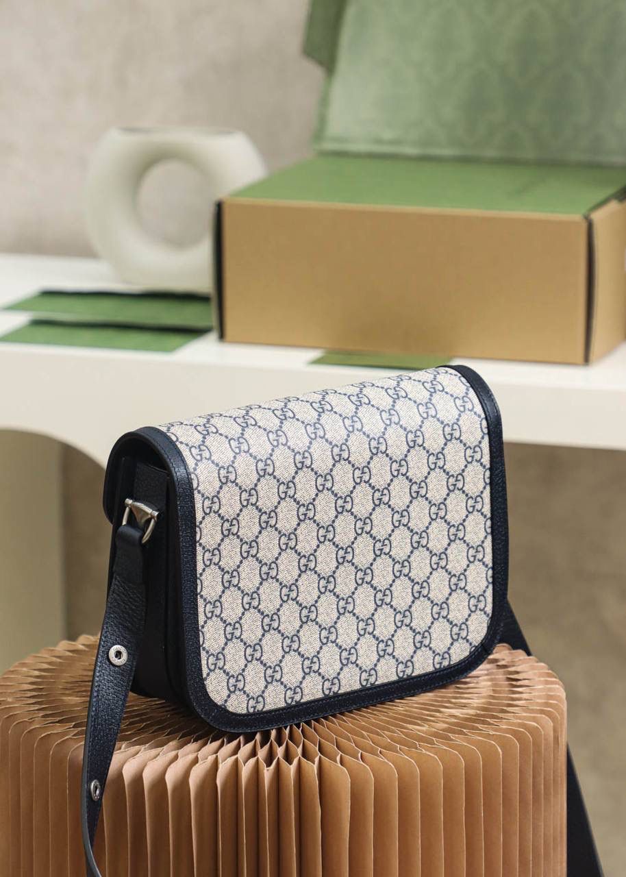 新配色𝟏𝟗𝟓𝟓 小号系列 #602204#原厂皮 YY# 🔷尺寸：25*18*8cm 超人气的𝑯𝒐𝒓𝒔𝒆𝒃𝒊𝒕马衔扣复古系列，这一季的新配色 米灰色搭配神秘蓝，把当红王炸款 马鞍包再次推上新的颜值高度。经典元素自带的复古路线，搭配上新配色， 不仅复古感十足，还时髦感十足， 简直就是复古与现代时尚的新碰撞💥一直被称为“必备单品”实力推荐这只新配色！颜值一眼深得人心！