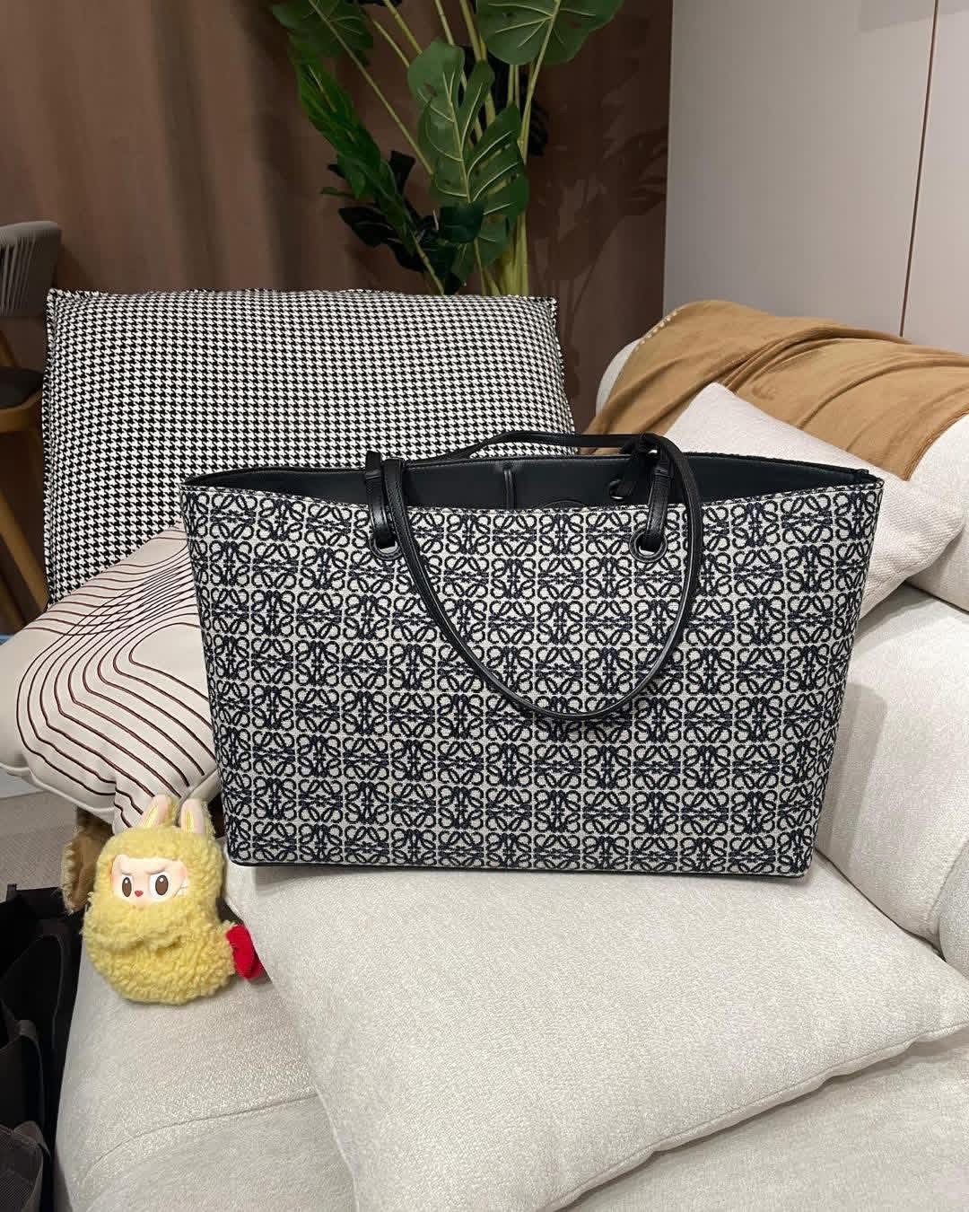 Loewe East West Anagram Tote Bag, 100%Authentic,98%new✅塵袋 