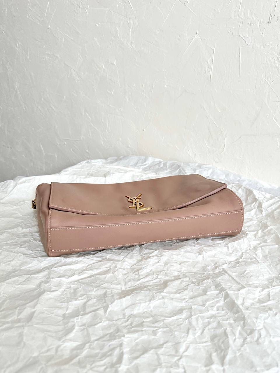 ys1 kate双面平纹粉/麂皮粉 中号👶🏻 我个人很喜欢的一只ys1 一只包有两种风格(双面能用) 春夏用牛皮面，秋冬用麂皮面 有没有和我一样不喜欢定型包的姐妹 就喜欢这只双面kate软piapia的随性感☺️ 容量贼大，自重还轻，爱了爱了～ 28.5×20×6cm553804m