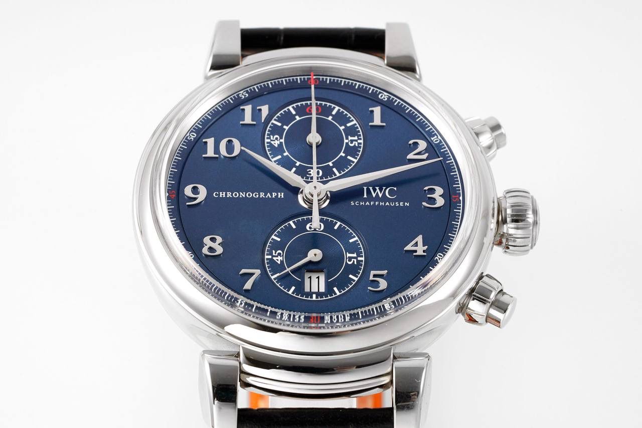 新品达文西计时码表 全新定制一体机模块，还原了计时分针和计时时针在同一个小表盘上的功能，腕表尺寸42*13.5mm与原装尺寸一模一样 复制cal89361机芯，所有功能全部实现包括操作手感和调日历方式完全吻合正品机芯，新品定制机稳定性出众，稳定性堪比大三针，没有售后忧虑，欢迎大家把玩✔️