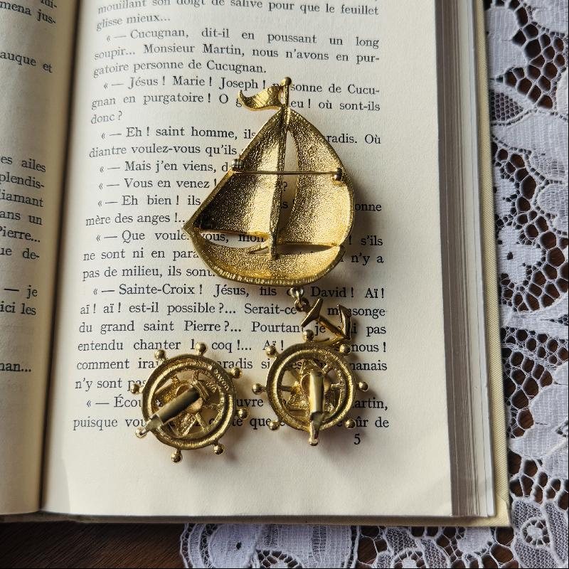 1980s Avon Enamel Sailboat Jewelry Set - Wheel Clip Earrings and Anchor-Dangling Brooch (MT2154)