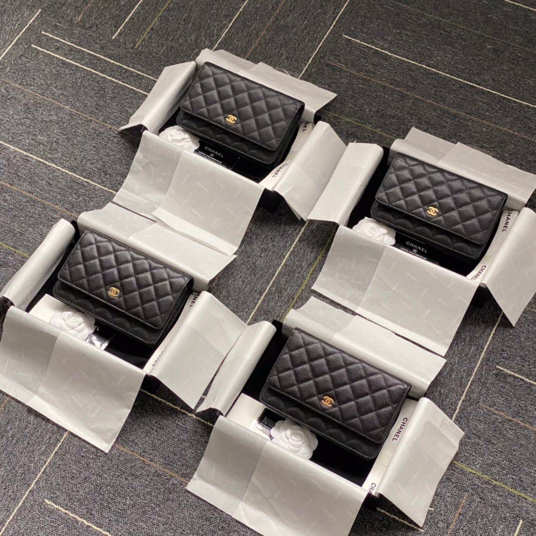 小香woc经典荔枝纹金扣链条包💞👜 和CF、COCO一个渠道的，一个专柜品质，独家渠道货源，欧洲原厂荔枝纹皮+进口原厂纯钢五金组装的尾单货 全网最正的版本，全网最硬的货，随意对比，绝对的符合正品工艺，性价比之王！ 尺寸：12.3 x 19.2 x 3.5cm