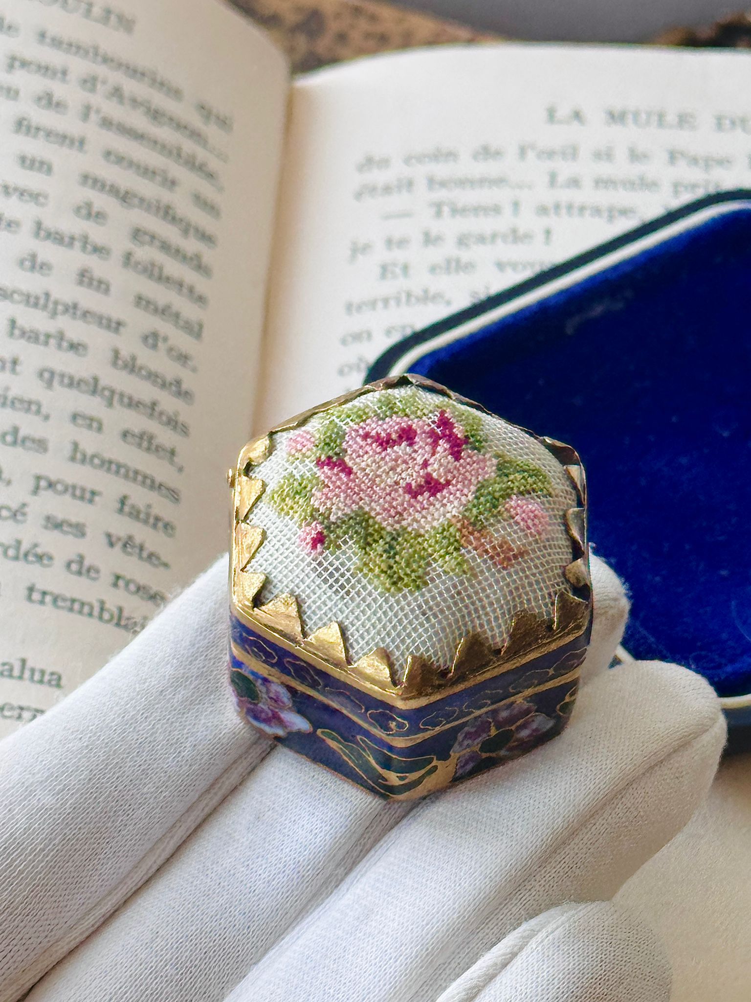 European Mid-Century RARE Handmade Petit Needlepoint X Cloisonné Trinket Box / PillBox (MT2591)