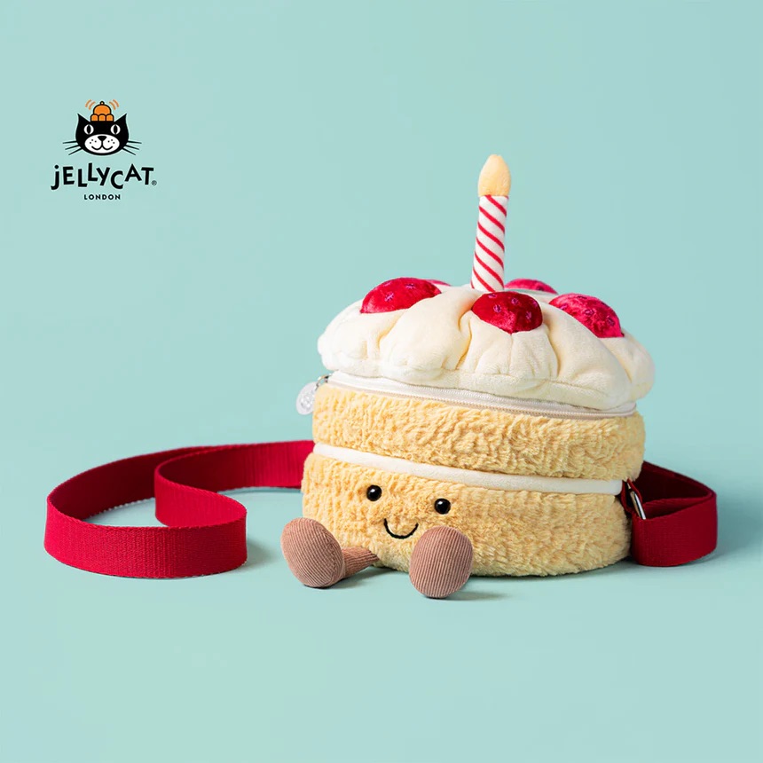 【生日禮物首選】Jellycat Amuseables Birthday Cake bag 生日蛋糕斜揹袋- 軟萌微笑士多啤梨🍓蛋糕＋蠟燭造型