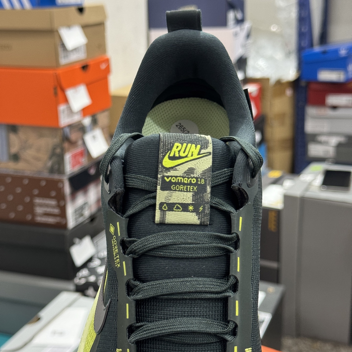 Nike Vomero 18 GORE-TEX HQ7002-300 