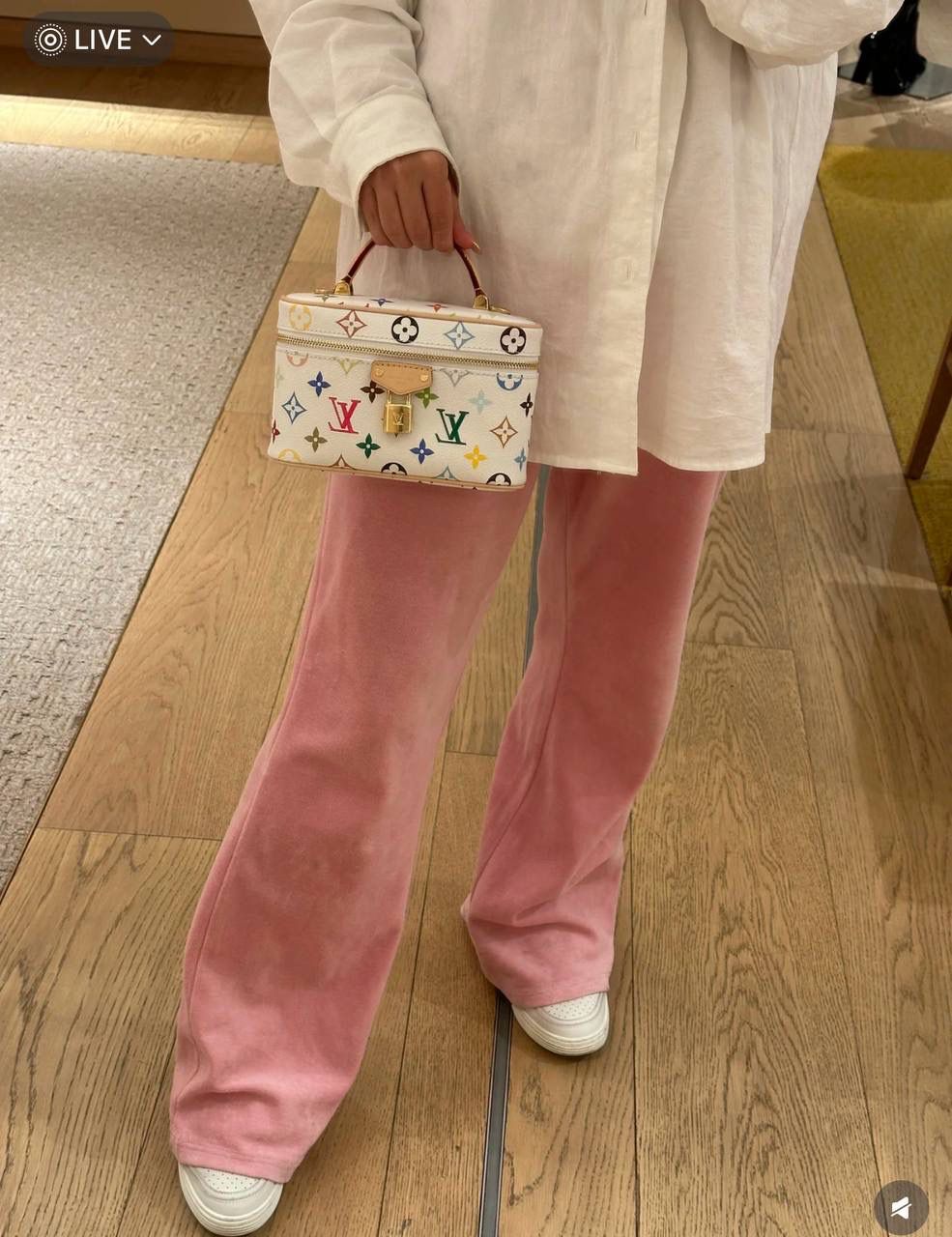 LV化妆包白三彩👜✨ 包身灵感来源于Louis Vuitton的vi老花旅行箱。以经典的方圆化妆包造型打造设计，让这款包包独显个性，搭配手提手柄与可拆卸链条带，日常手提肩背斜挎都很方便，不会觉得繁重。 包身缤纷的三彩Monogram，像是打翻了颜料盘，让整体变得特别年轻、有活力。不愧是村上隆和LV联名的系列！🌈❤️ 尺寸：19-12-6.5cm