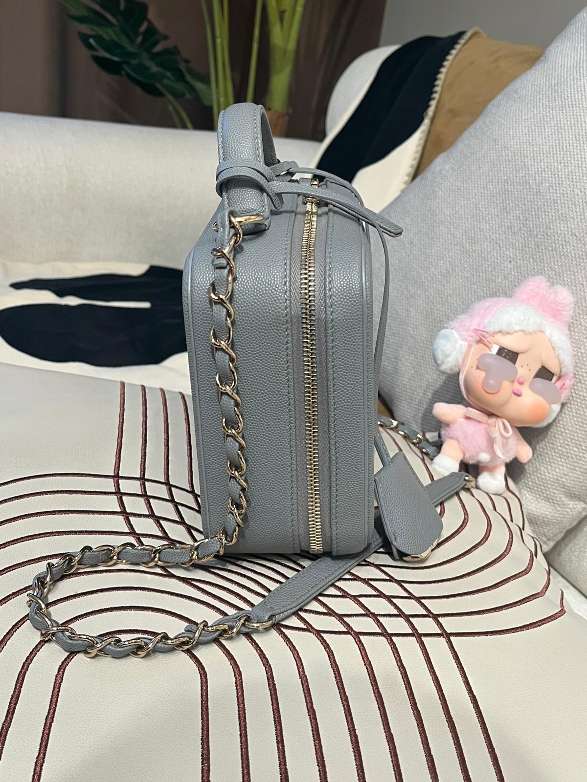 Chanel CC Filigree Medium Light Grey 100%Authentic, 95%New ✅Card ✅Dust bag