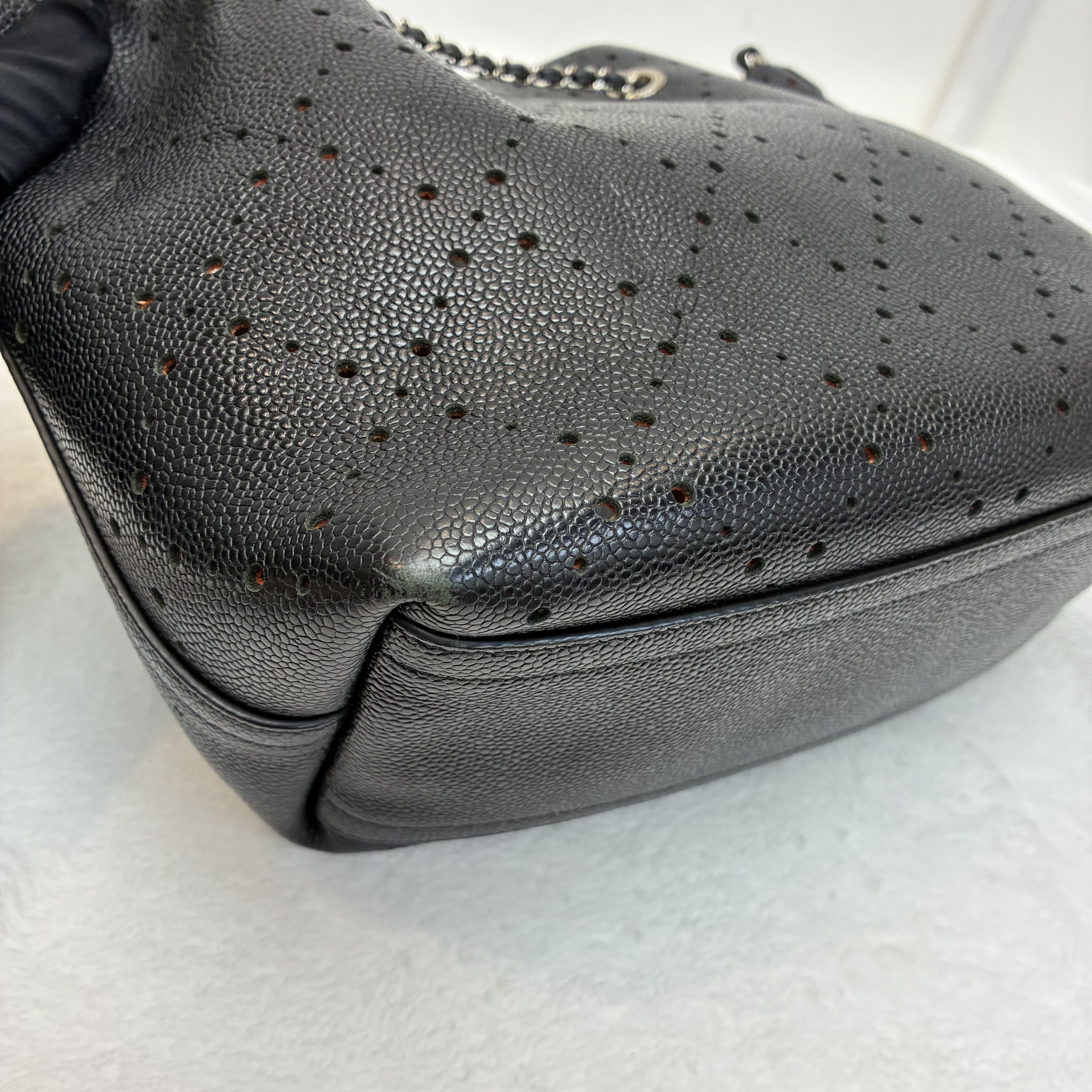 Chanel CC Drawstring Bucket Bag Perforated Caviar 黑色穿孔魚子醬皮革抽繩水桶包