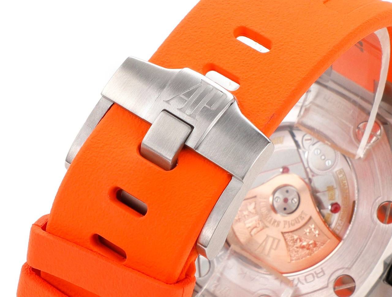 🚀AP爱彼皇家橡树系列水果腕表💯 型号：26703 跑秒计时自动机械男表 搭载原版cal.3124机芯 直径：42mm 超强夜光 1.表壳材质选用的316L精钢，经过CNC一次成型锻造了42mm的表径，表壳在经过拉丝工艺多次打磨抛光后做到了无懈可击，包括螺钉也一致还原 2.表盘字面格纹错落有致，立体感很强。刻度线粗细程度以及长短均与正品保持一致。条钉时标内部填充超强夜光材料。两组小圆盘对称分布，就像两只小眼睛。盘面内有一圈一圈的放大环，细节处理很到位。 3.橡胶表带表面的磨砂质感很强.采用无味不沾灰尘的进口橡胶，只为提高佩戴的舒适感 4.前后玻璃都采用蓝宝石水晶镜面玻璃，镜面通透性也很强。这款腕表采用3124机芯，做到了外观和正品的极其相似，走时精准稳定！！！