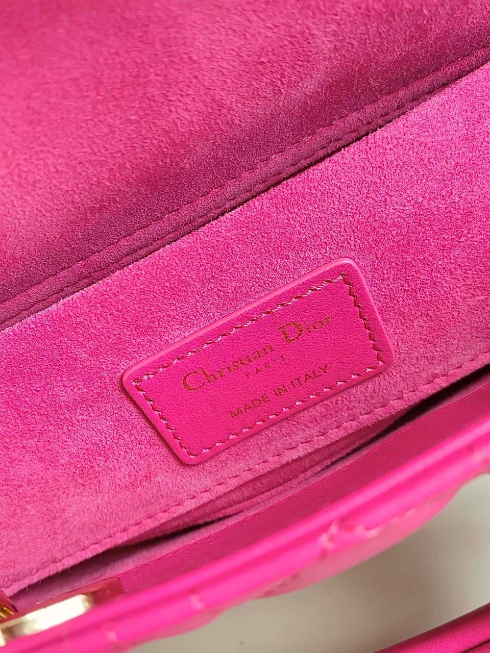 火龙果小号💖 𝗗𝗶𝗼𝗿 𝗗-𝗝𝗼𝘆 𝗯𝗮𝗴23新色 谁能拒绝这只刚出的夏日限定色啊 官网叫拉尼粉，粉紫调这不就是火龙果？ 超炫的视觉冲击，衬的人非常显白 迷幻又很甜的多巴胺色彩，今年夏天冲🌈 22.5×12×5.5cm