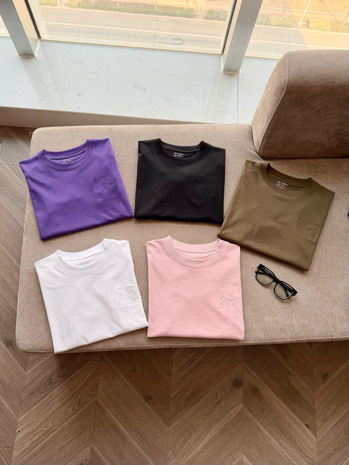 $118件。2件起$108件。A*rcteryx始祖刺繡五色短袖