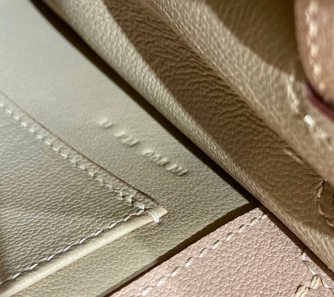 『风衣灰·金』 ‘’Kᴇʟʟʏ ᴅᴀɴsᴇ • Evercolor 🎀 时尚圈就是一个圆！ 最厉害的就是六种背法： 斜背、侧背、肩背、腰包、背包、手包 集美们一定要安排起来‼️ 22Cm