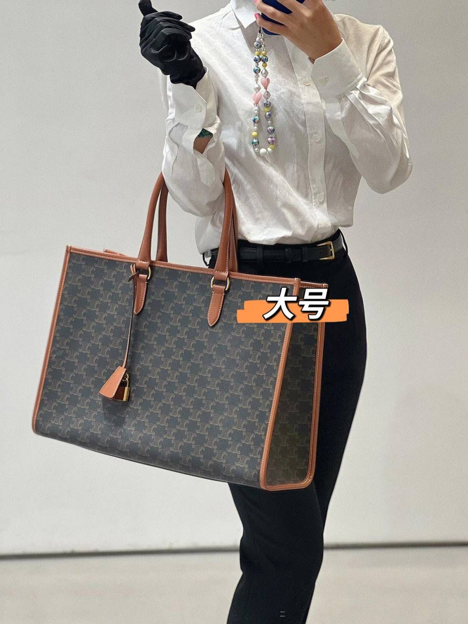 𝑪𝒆𝒍𝒊𝒏𝒆托特出𝒎𝒊𝒏𝒊 𝒔𝒊𝒛𝒆啦！觉得正常尺寸太大的小仙女，现在福利来啦～涂层帆布材质耐水耐磨，经典百搭，容量很大，可以装ipad/A4文件，性价比超高，关键还配肩带可以斜挎～实现解放双手自由🤩