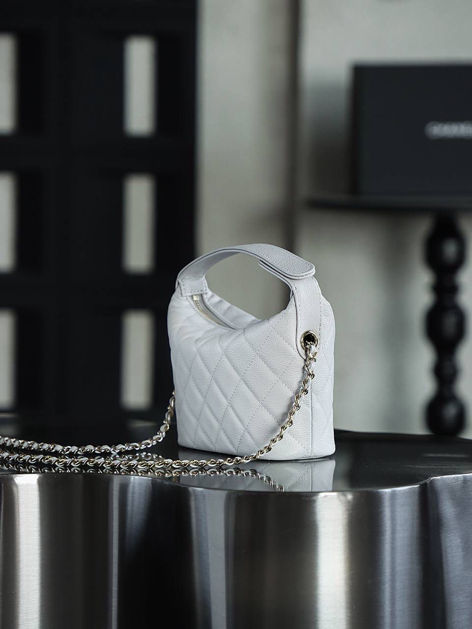 25C飯盒包鑒定版👜 一包一碼 支持全球鑒定查驗身份證原廠專G Haas皮料過關清單資料可査詢 手提飯盒包是這季25C的早春爆款 很實用日常的一隻包 爆款是有原因滴 因為好看又能裝 少見的鏈條居然還能拆卸，還可以肩背或者手拿。 五金：厚镀14k五金 皮料：Hass中球小牛皮 尺寸：21.5*19*6cm