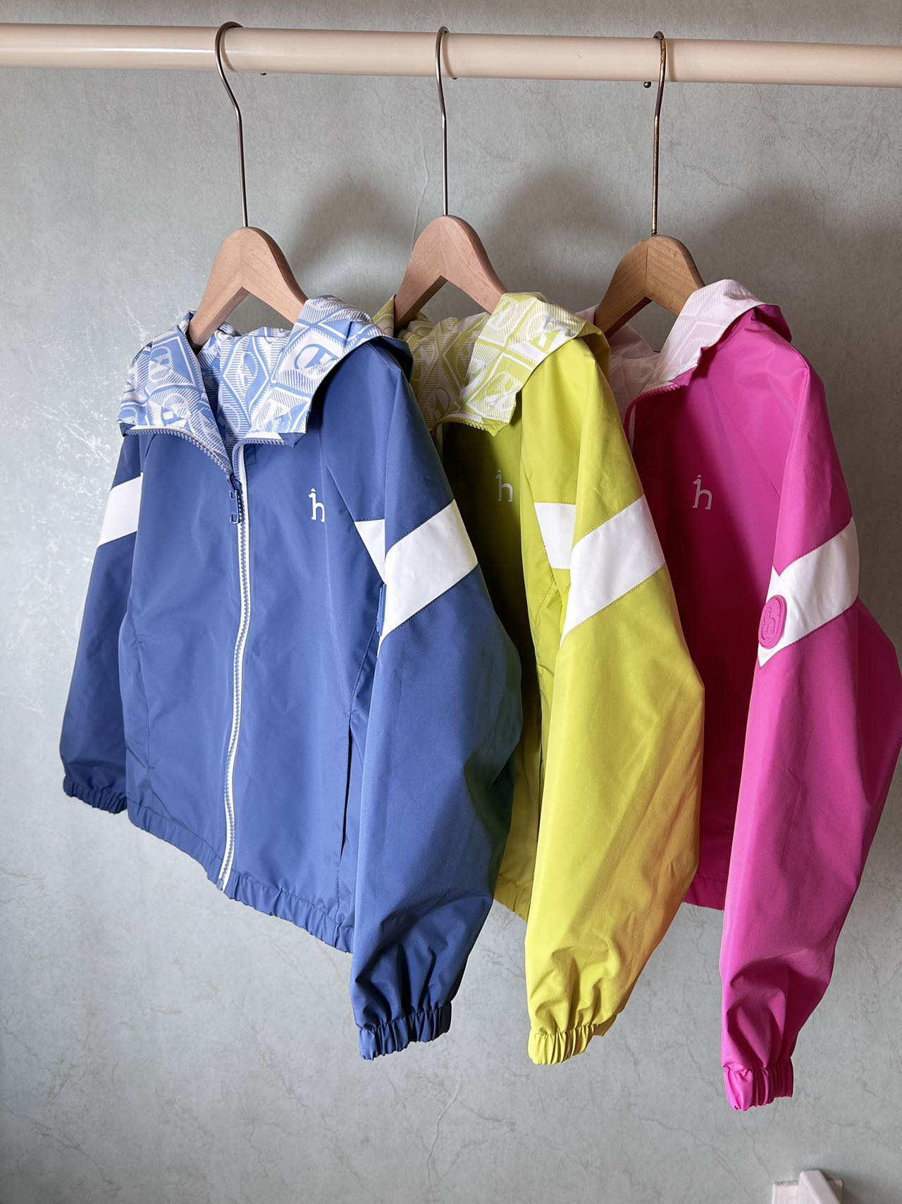 $188件。2件起$180件。3色選擇🐶 HAZZYS 哈吉斯雙面款 2026春季新款男女童兩面穿防護透濕科技連帽外套（26016