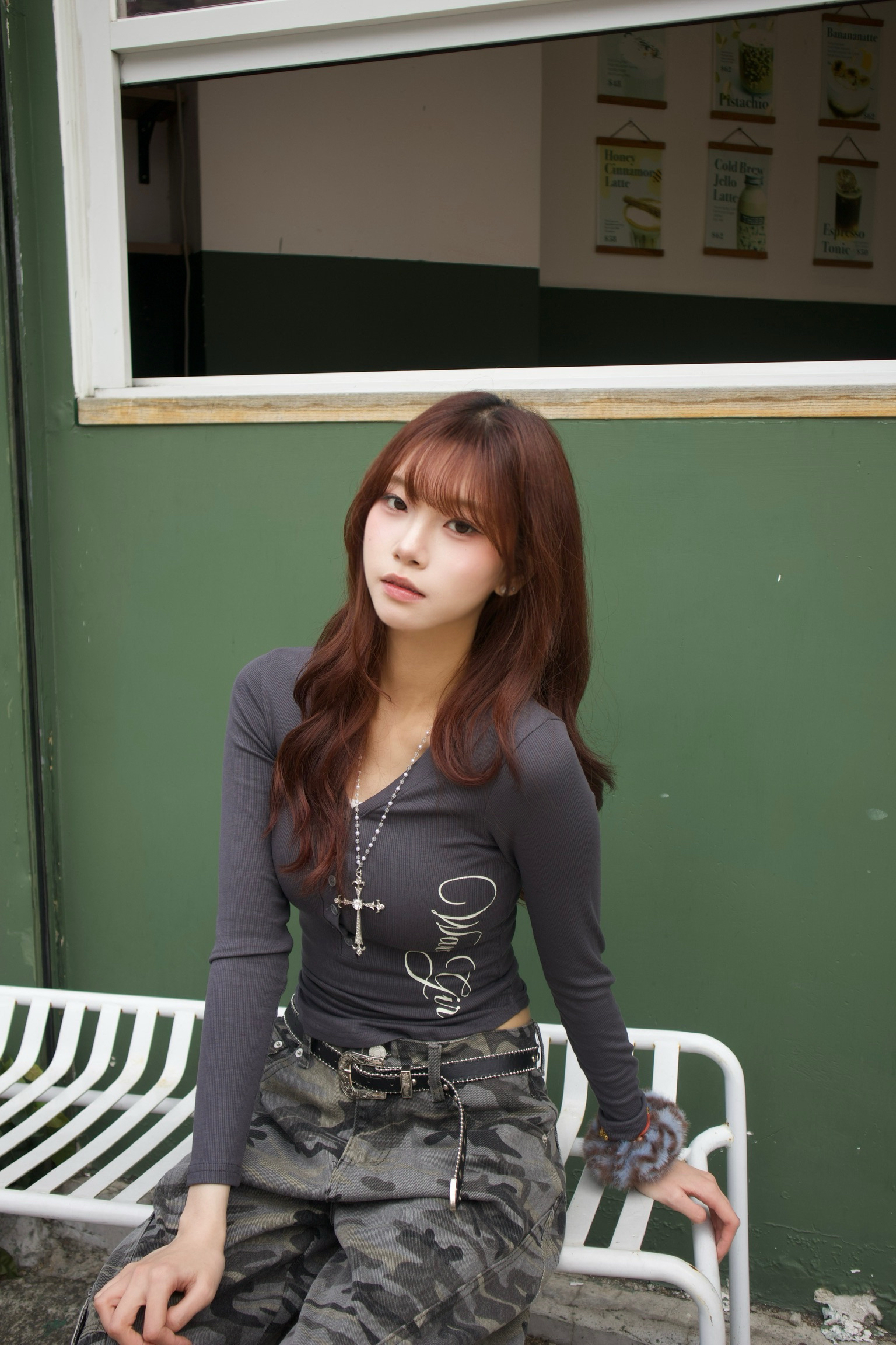 辣妹必備！韓國扣扭字母v領Top