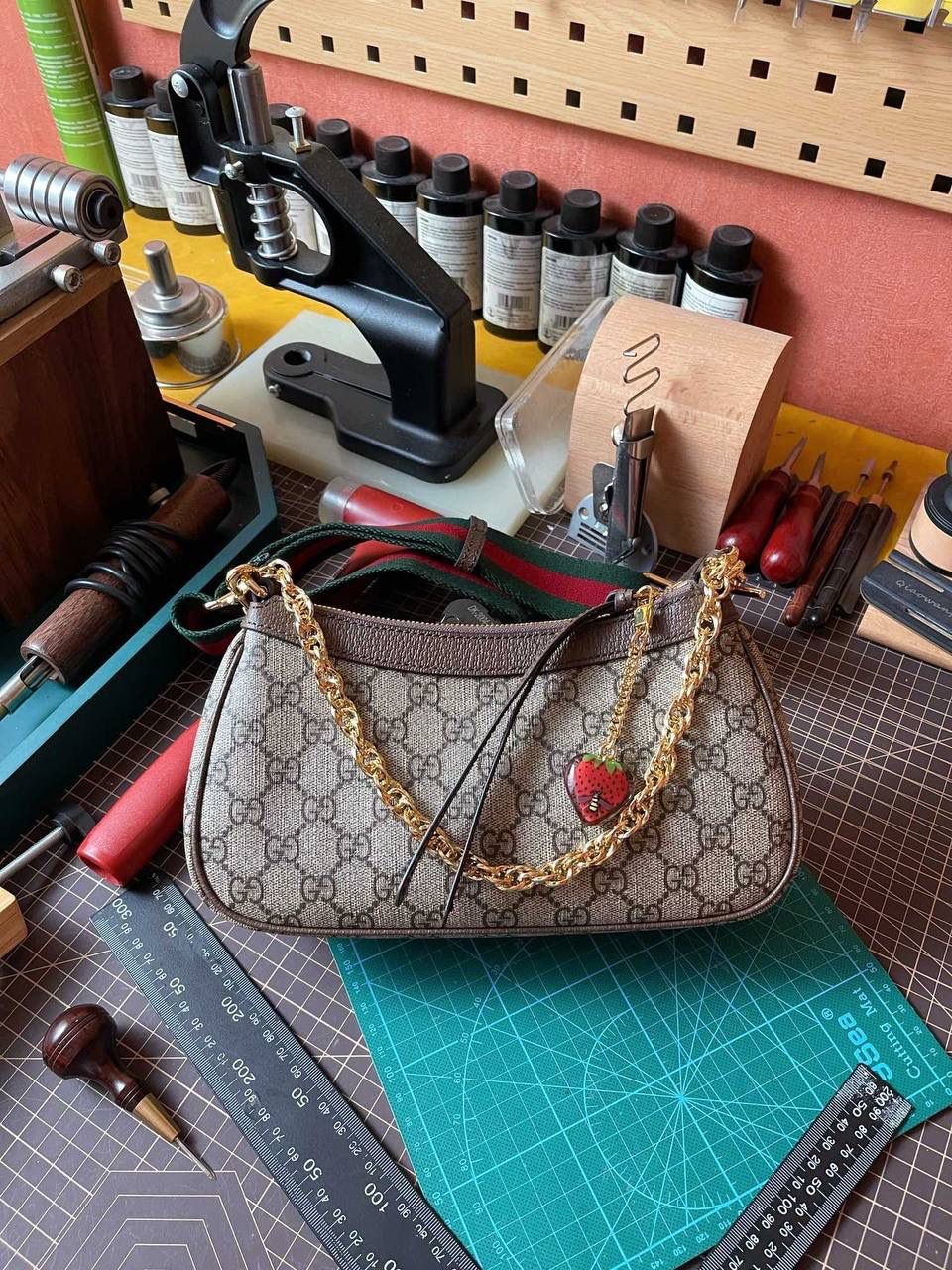 🔘gg ophidia系列小号手袋 草莓圣诞款（天花板级别） 无论你是怎么样的妹纸，想必都有一短小小的时光，总是想被草莓的东西包围着吧！ 今年圣诞款是甜蜜的风格，草莓的色调已经疯狂流行起来了。正厂意大利marbella pellami进口皮，佛罗伦萨顶级的制皮工艺，行业标杆业界翘楚领头四大门派，拿手的猪皮纹有各式各样的软度，所以有些时候真的要好好对皮跟颜色，好皮不是天天有，配上同等做工，打造唯美的气质，优秀得很勒🤩🎀 尺寸：25x15x6cm 🔍款号：735132