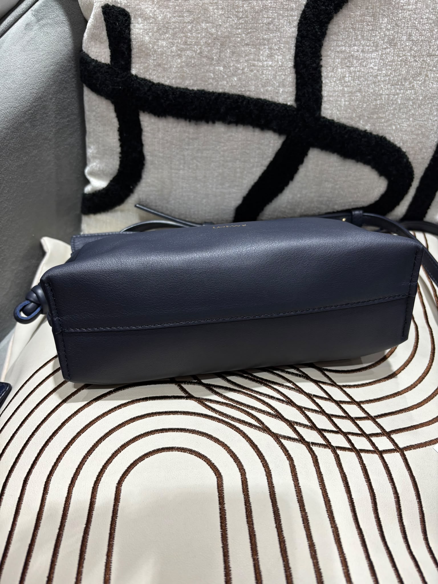 Loewe flamenco clutch 雲朵 limited edition 100%Authentic, 98%New ✅Dust bag