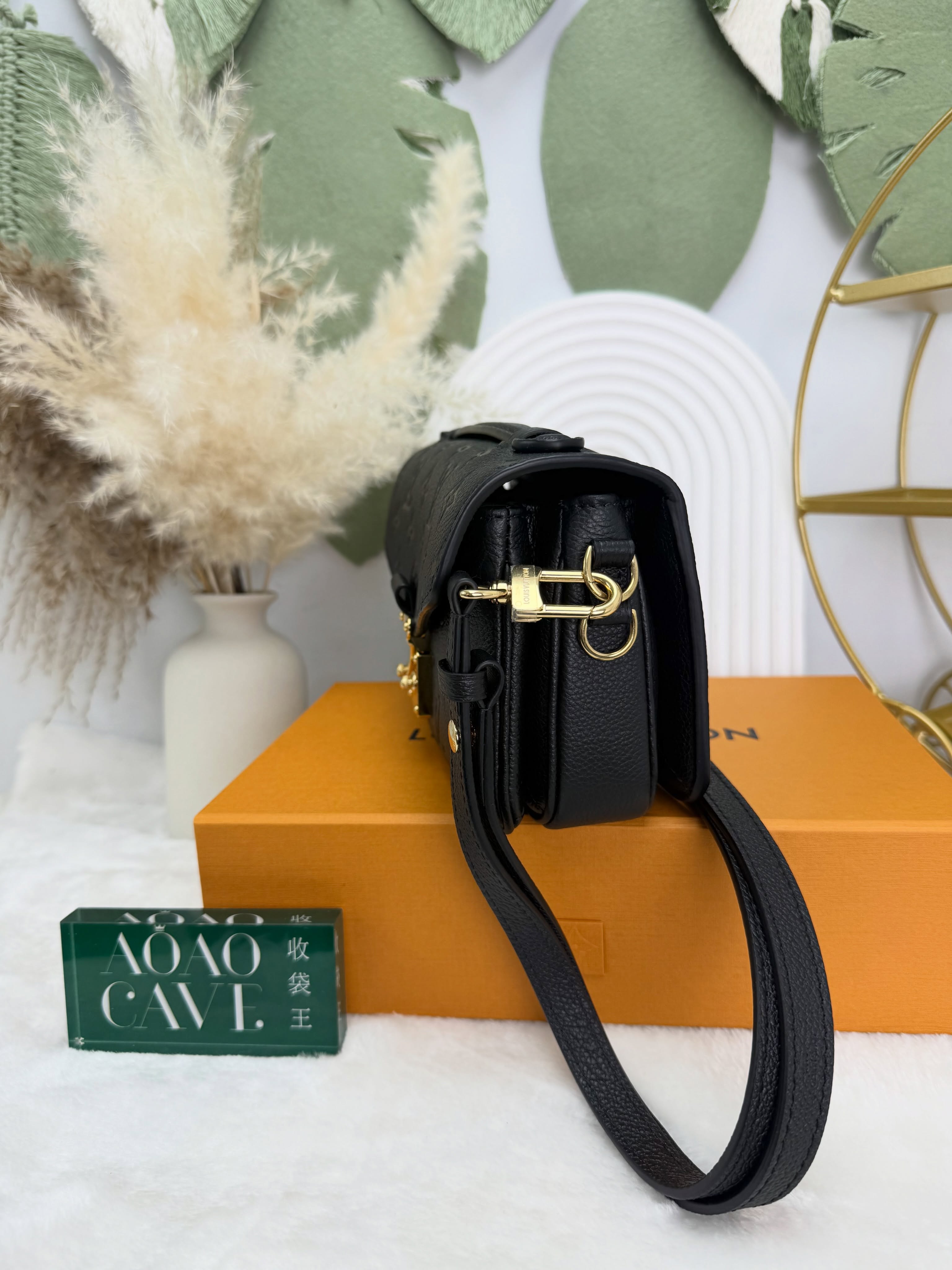 LV👜 PRE OWNED 🛍️黑皮壓花皮革金扣pochette Métis🖤全套有2026年8月專門店單 晶片款💛