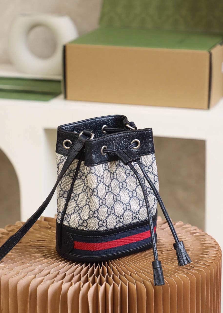 新配色𝑶𝒑𝒉𝒊𝒅𝒊𝒂 𝑮𝑮系列 原厂皮#550620# 🔷尺寸：15.5*19*9cm🔷 新配色𝐌𝐢𝐧𝐢小水桶，搭配全新的配色设计， 颜值真的是长在巅峰的审美上， 一年四季都非常百搭的小水桶造型， 承载着经典著作的味道，却以全新的面貌焕然一新，麻雀虽小，五脏俱全的日常容纳量，也是妥妥的满足了日常出街的使用感！