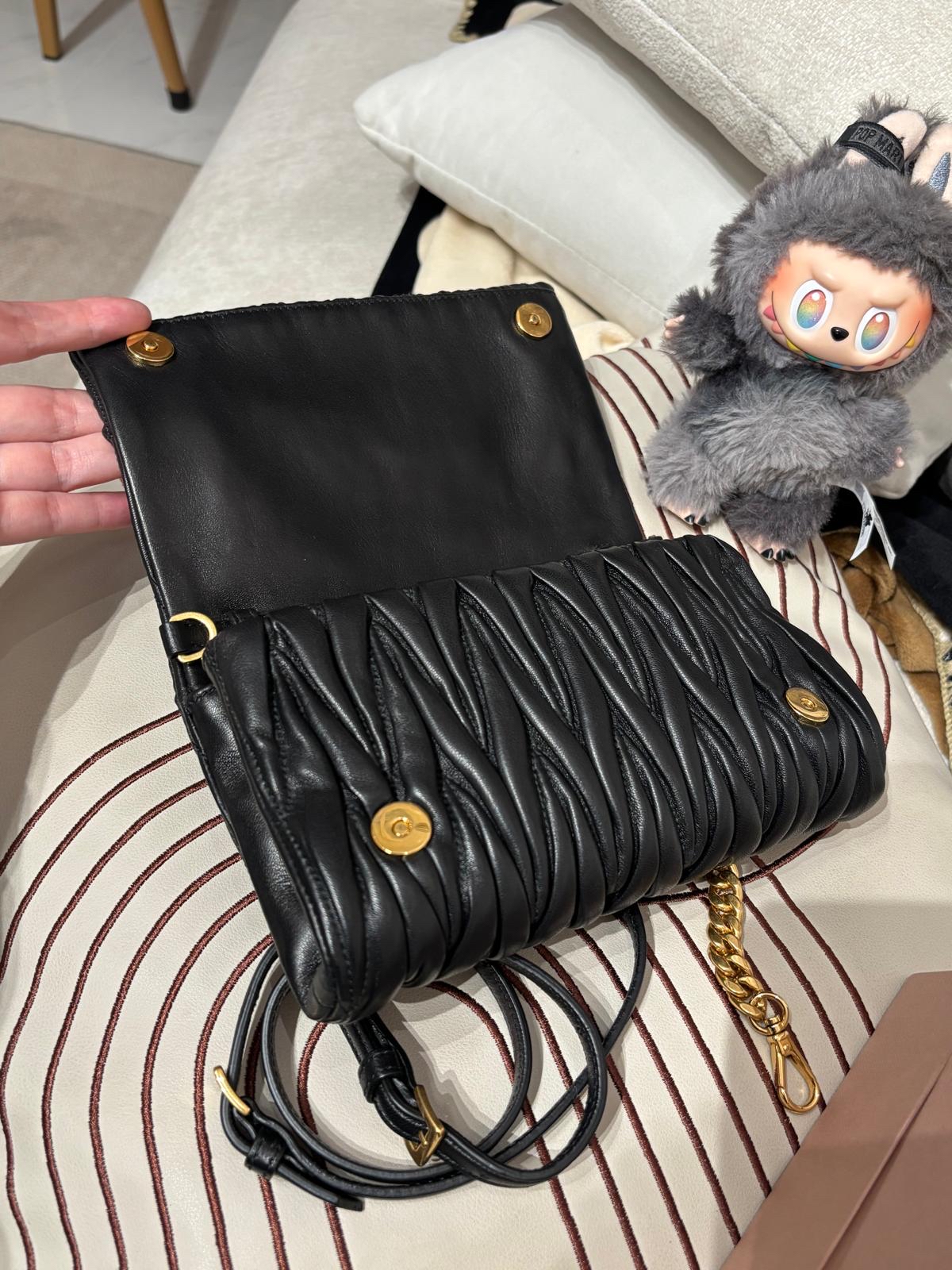 未使用品 MIU MIU SHOULDER BAG 黑金斜孭袋 ,100%Authentic,unused ✅box