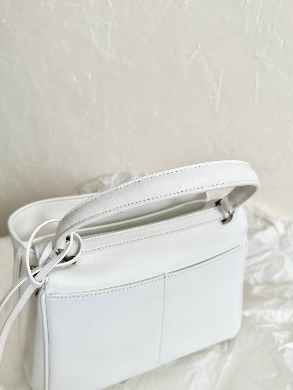 ba1enciaga rodeo mini 白银🤍💿 哒哒哒，mini也来咯 看完正常size的rodeo再来看mini 真的是除了可爱还是可爱 这种尺寸就不挑身高了 每个人背出来都是萌萌哒哈哈哈 而且男生女生都能背，不挑性别～ 这只包的皮一定不能硬，也不能太软太亮 mini：23×17×9cm795456m