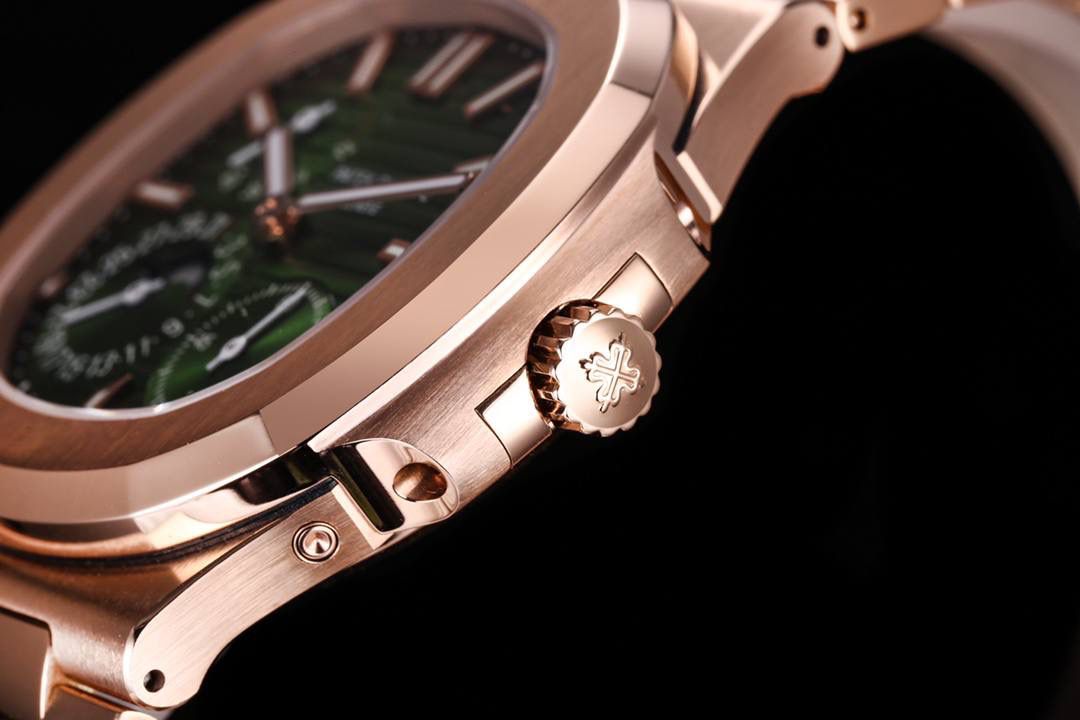 震撼推出——百达翡丽鹦鹉螺5712/1A-001多功能腕表，融合经典美学，荟萃以往精华！😍🔥 【表壳】腕表尺寸40毫米，同正品一致的枕型表壳采用正面拉丝，侧面抛光的两种工艺组合，层次感分明，质感十足。尽显精湛工艺。 【表带】采用原装表带一比一量身打造，每节表带的中央抛光部位，都能呈现钻石的形状，尽显高级质感。 【机芯】3K厂采用定制版PP.Cal.240 PS IRM C LU机芯，完美还原正品，日期，真动能，真月相功能。