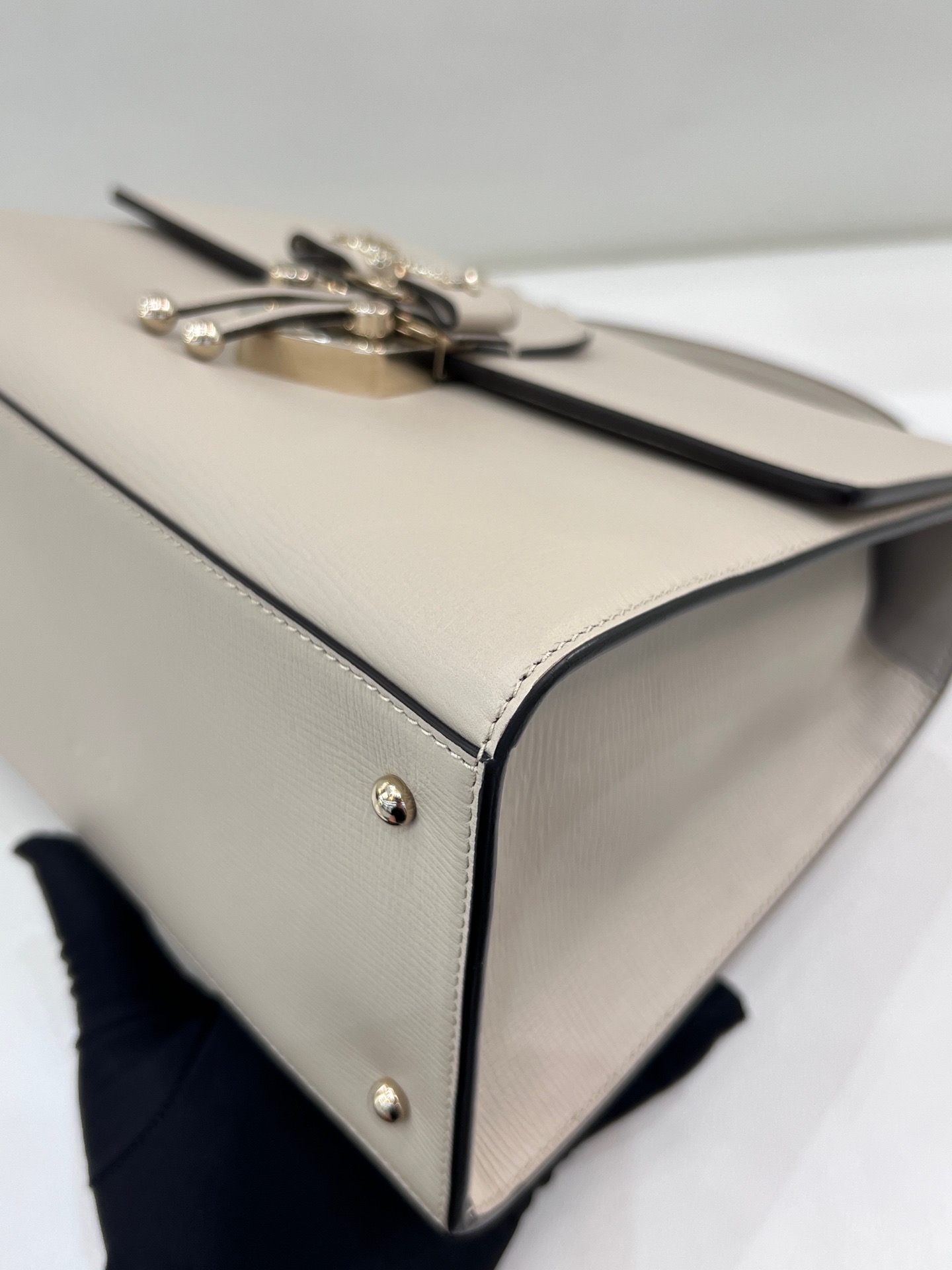 【預訂貨品】閒置新⭐️  Ferragamo Letty系列米白色牛皮斜孭包