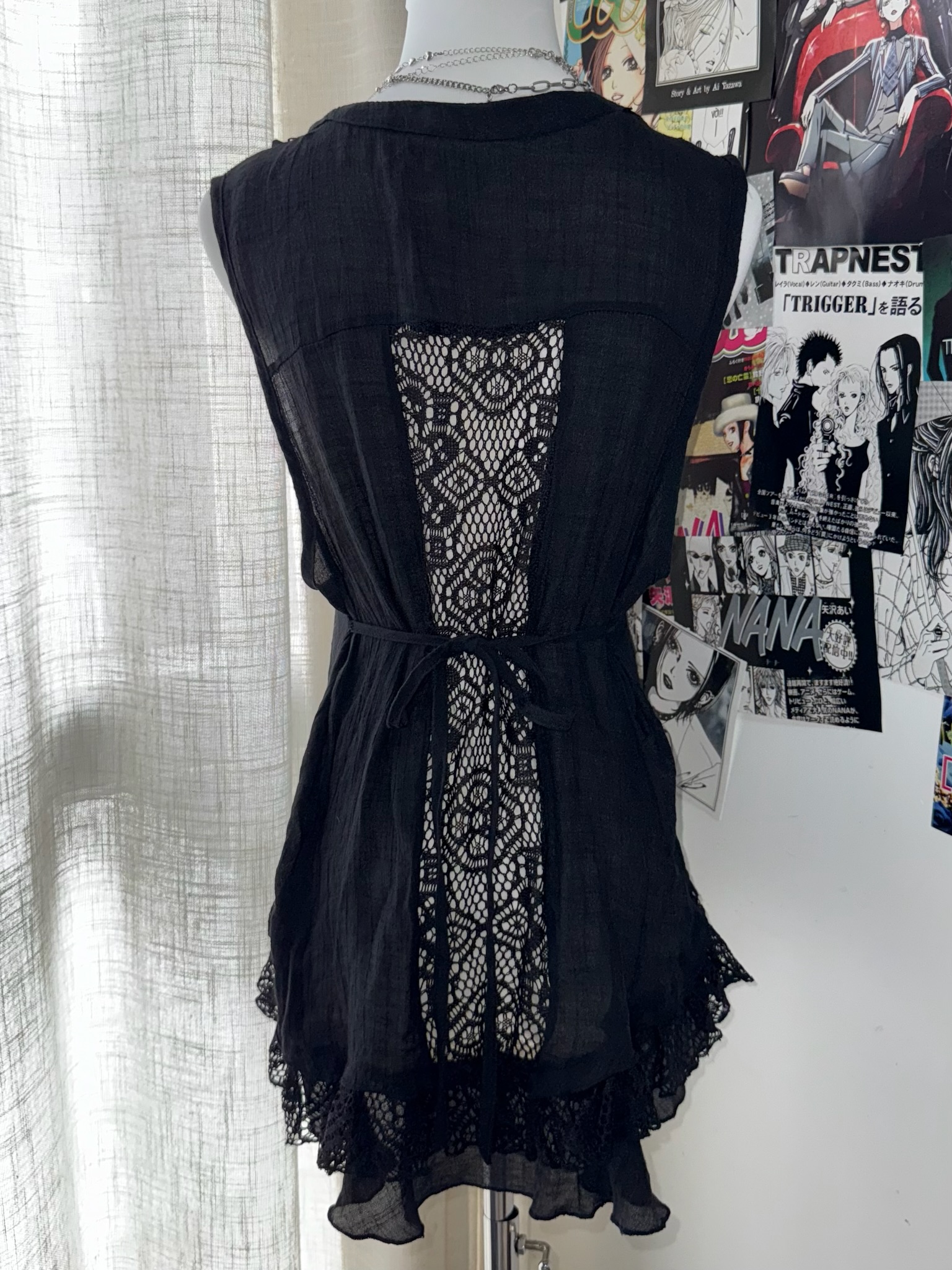 Lace-Panelled Ruffled Layering Vest