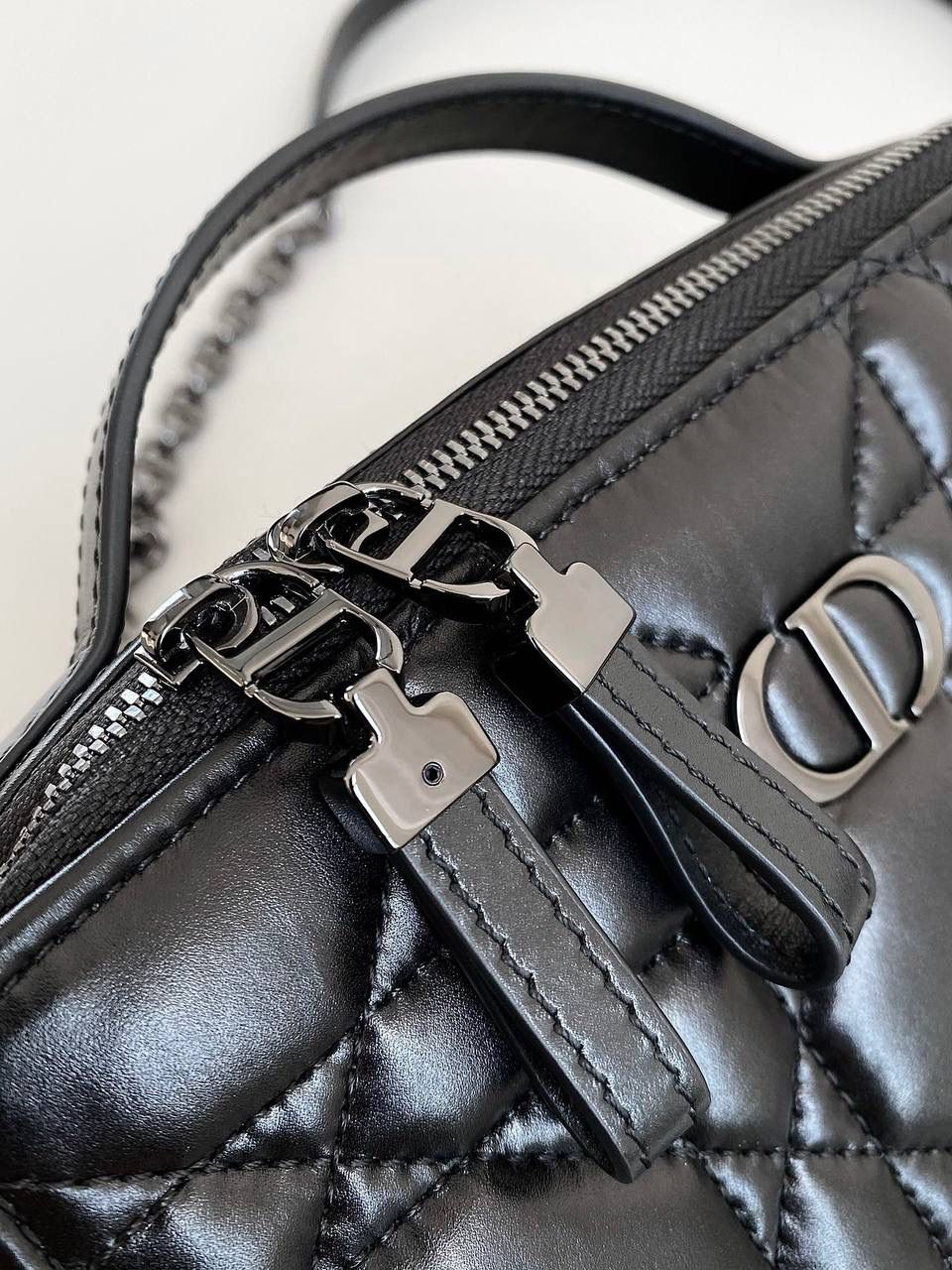 🈶黑枪 𝗗𝗶𝗼𝗿 𝗰𝗮𝗿𝗼手提相机包，全皮款 推荐给所有小包爱好者，超级呆萌 方方正正的箱形，软糯糯的小牛皮 简单不花哨，可拆卸肩带➕手提带两用 手提真的非常非常好看，多了丝小女人的娇羞感 高级又不失复古，冬天配大衣绝了 18×5×13cm，#7301m