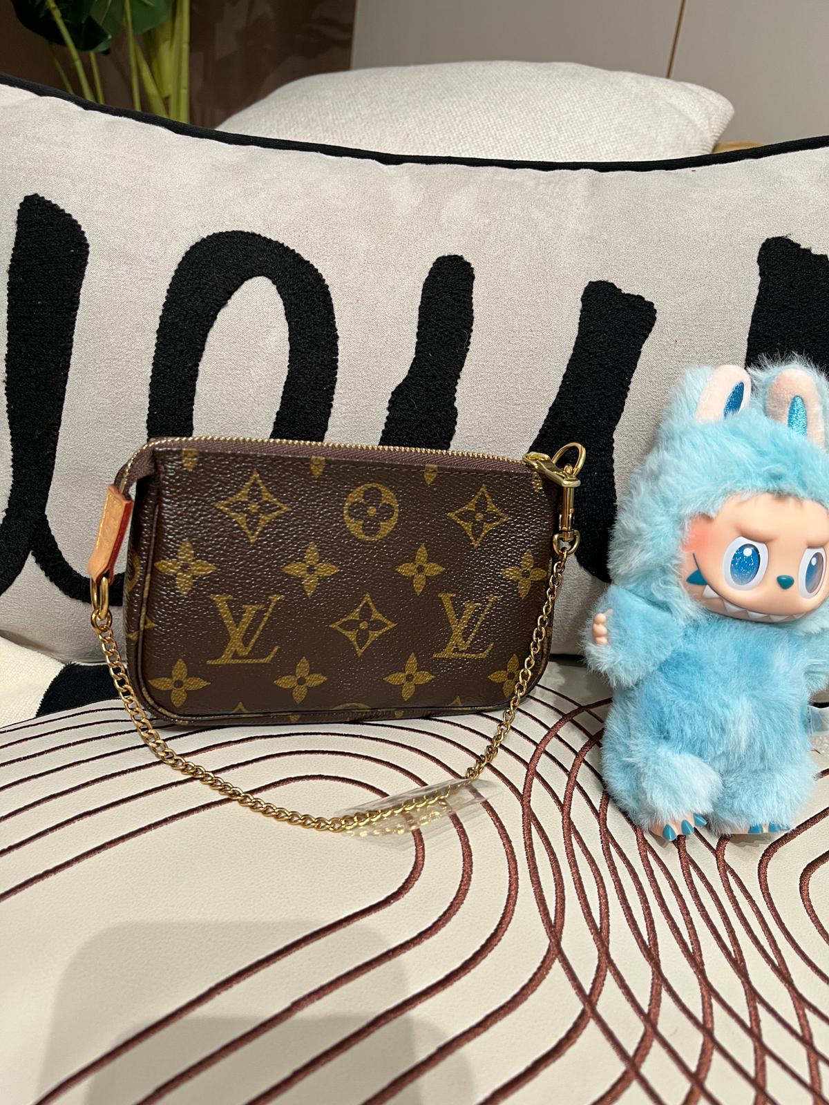 LV Mini Pochette Monogram 100%Authentic, 98%New ✅Box