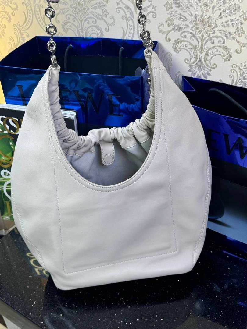 🎈（全钢五金）中号纳帕羊皮𝙎𝙦𝙪𝙚𝙚𝙯𝐞 —【海盐白】到货📍 尺寸中号：34-33-13.5cm 尺寸小号：29-10.5-24cm 型号:652328 【配全套礼盒】 😇罗家全新成员Squeeze手袋💯 满分到货•采用触感柔软的纳帕小羊皮革🐏•里外全皮💯传统工艺➕创新研究•全新独特设计。 😇最新宣言款配件：Anagramc pebbled 不锈钢及铝合金材质•升级打造标志性甜甜圈•相同质感•更轻重量。 😇具备令人惊讶的轻盈褶皱包身 可肩背、斜挎或手提*可调节甜甜圈⛓️链条肩带•搭配Anagram携刻鹅卵石•附加额外链条•可进一步延长肩带*磁扣开合*内部拉链口袋