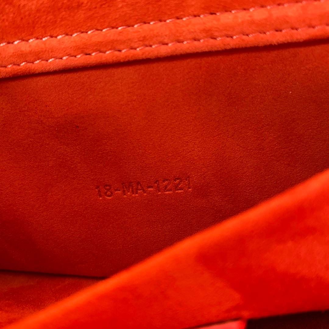 𝗗𝗶𝗼𝗿 𝗗-𝗝𝗼𝘆 𝗯𝗮𝗴羊皮亮橙🧡🔥 时尚果然就是轮回，回归了一把中古戴妃 长方包形，短链条➕细长肩带直接封神！！ 复古时髦感超强，真是什么场合都可以把住 绝对是lady中的天花板了，强势出圈啦姐妹们😍😎 26 x 13.5 x 5cm