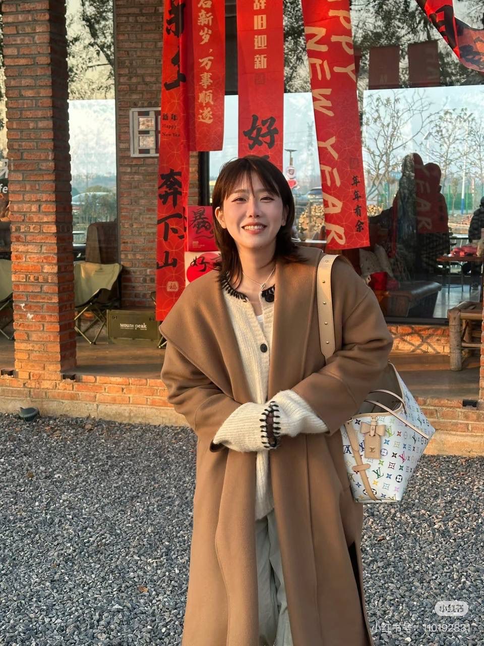 LV 白三彩 Carryall 👜✨ 这是那种—— 一背上街，别人会多看你两眼的包 🌈 白底三彩像把颜色撒进 Monogram 里， 樱花、熊猫跳出来那一刻， 整个包都在发光 ☀️ 不是甜腻，是很有态度的可爱。 Carryall BB 包型软软的、容量却很能装， 通勤不无聊，出游更加分。 蝴蝶结、链条点缀得刚刚好， 甜酷之间拿捏得很准。 如果你已经看腻普通老花， 那这只，就是春天给你的答案 🌸 📏 25 × 31 × 14 cm