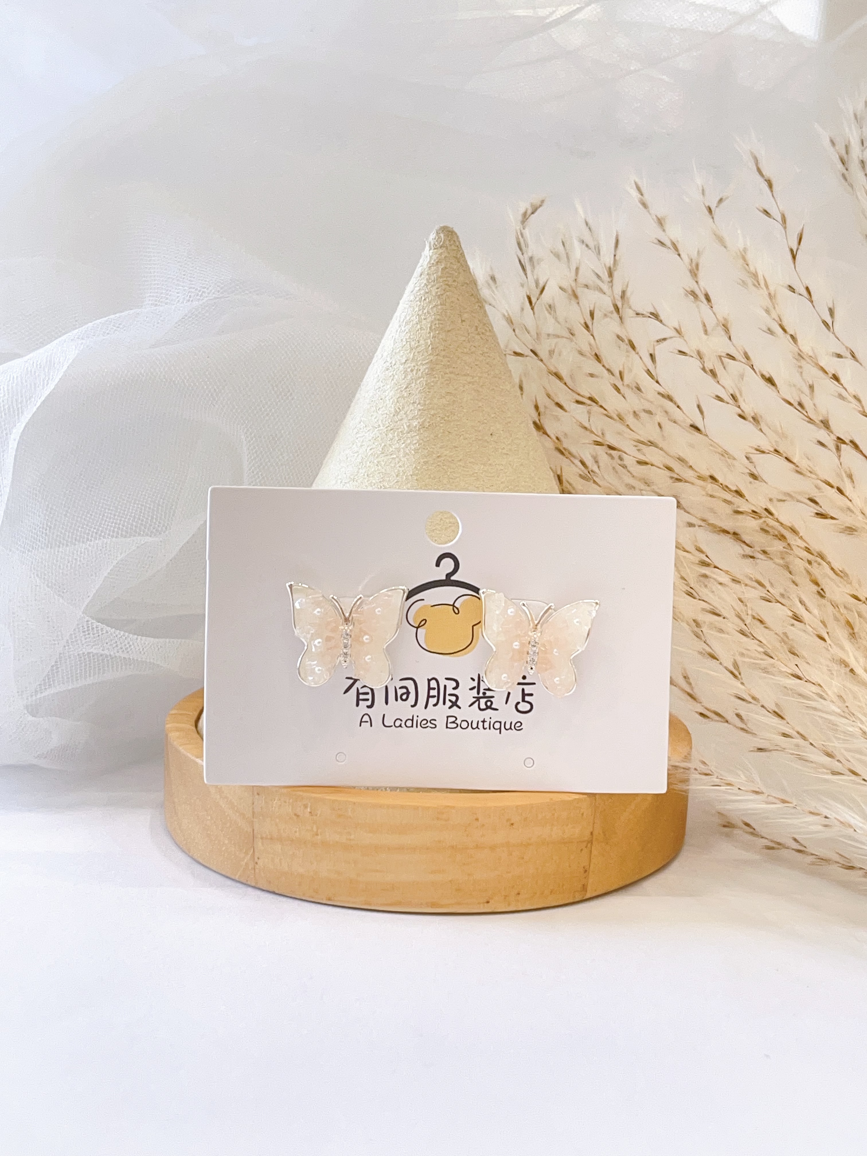 透粉色精致蝴蝶小珍珠耳环