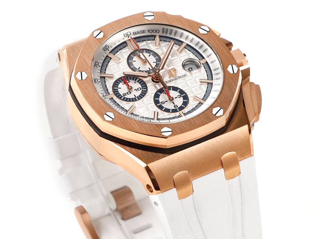 表盘以爱彼经典的大格纹为背景，一个个层次分明的方格排列，经过完美的打磨，将尽善尽美体现得淋漓尽致。三点位的日历表盘，在蓝宝石玻璃凹透镜的作用下，TPE扩大效果与原版一般无二。每一根大小表针，无论从各个角度来看都没有出现毛刺现象，这一点解决了大部分强迫症表友一直存在的烦恼！刻度与表针中间部位都采用瑞士进口夜光粉，每一个个体都做到手工填充，均匀饱满度是机器填充远远比拟不了的，亮度与发光颜色与原版几乎一致！机芯方面采用7750改3126的计时机芯，十二位的小秒，六点位和九点位的12小时计时与30分钟计时，完美的还原了原版的所有功能，经过JJF团队的精密打磨，大大提升了7750基础机芯的稳定性，缓解了一直以来计时机芯款式空有其表的尴尬现象！做到无可挑剔，堪称天花板级别，欢迎广大表友品鉴！💯🔥