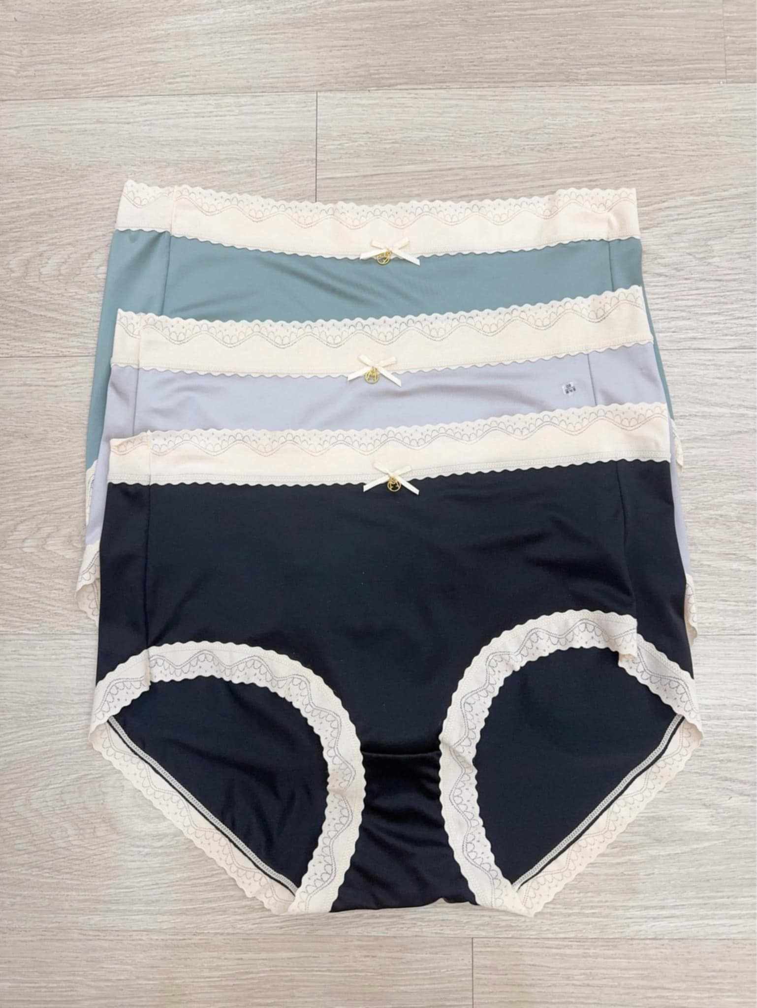 DDA13 D5841 缎面冰丝性感内裤 (⚠️一套三件⚠️)(腰围 30-46寸)