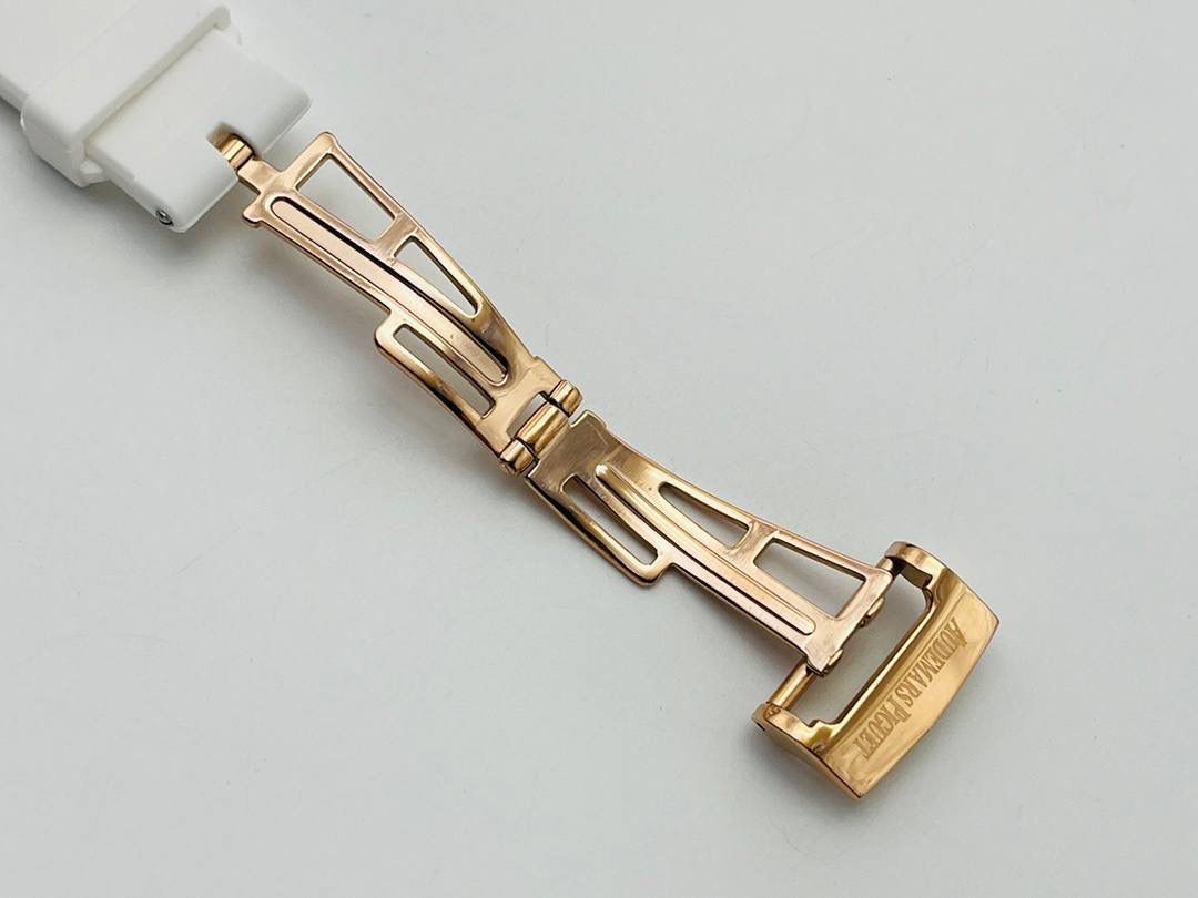 爱彼AP皇家橡树离岸系列37MM石英VK计时腕表！ 1⃣️瑞士进口石英机芯，此款爱彼是女款，不仅拥有男表的硬朗霸气风格，还增加了几分柔美、使得女装腕表更加时尚个性也是当下最热门的爱彼女式腕表之一！ 2⃣️表壳904L精钢！ 3⃣️圈口奢华南非钻，带来非凡触感与视觉享受！ 4⃣️表带采用白色液态硅胶，不一样的佩戴体验！ 非常难得的款式希望你们不要错过哦！欢迎您的品鉴！😎💯🚀