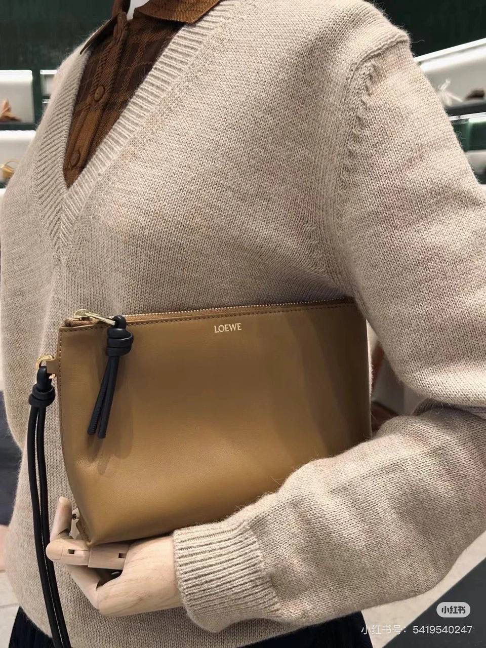 🎈𝘒𝘯𝘰𝘵 𝘛手拿包👜 —【橡木棕/黑色到货✅】 编码：522414 尺寸：𝟐𝟐.𝟓-𝟓.𝟓-𝟏𝟓.𝟓𝐜𝐦 全新撞色绳结拉链头和腕带设计，顶部拉链开合，内部人字纹帆布衬里以及2个皮隔层卡位，正面饰以品牌标志性烫金𝗟𝗼𝗴𝗼，方便时尚多用。